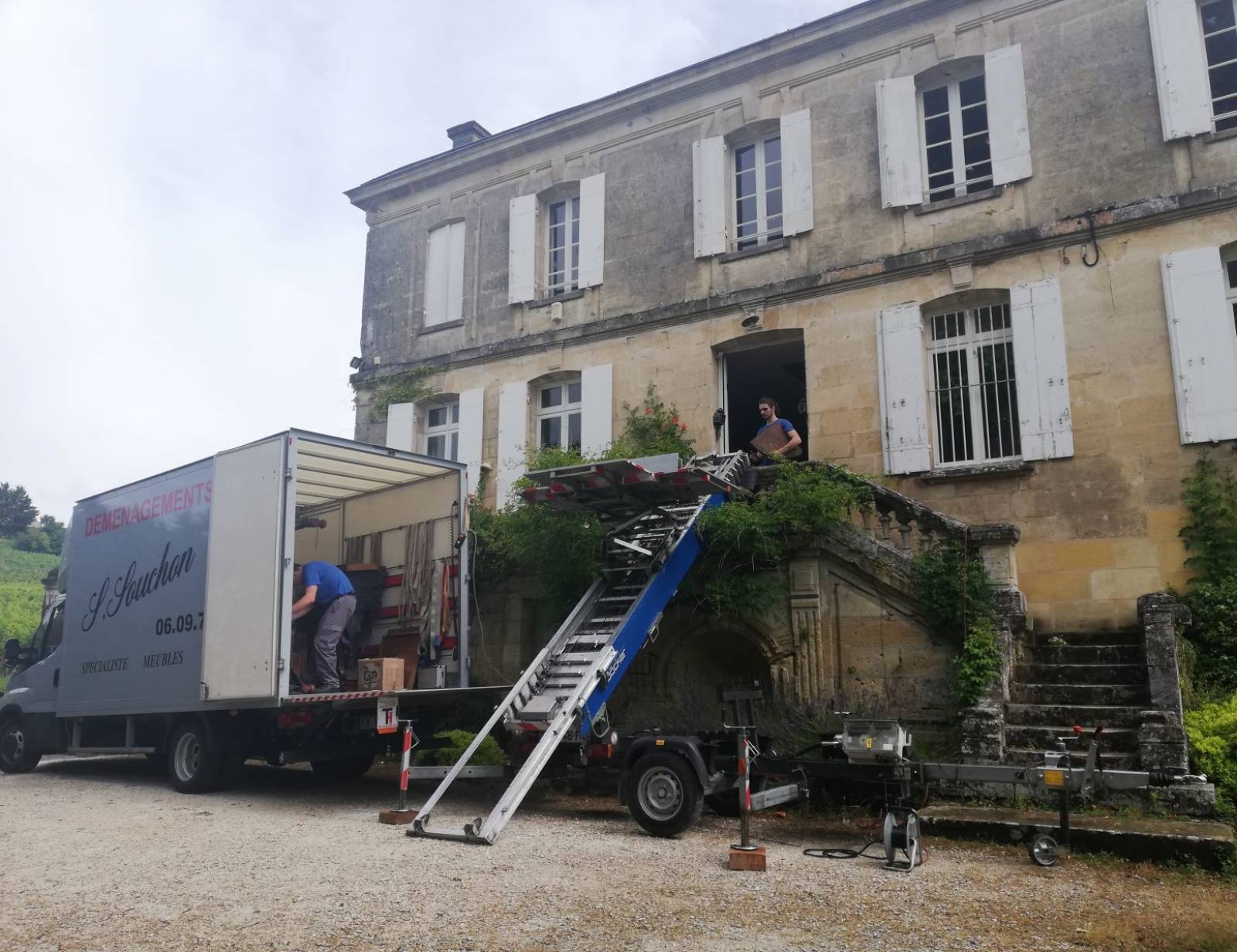 Professionnels du déménagement de bureaux avec service complet et tarifs transparents proche de Bordeaux en Gironde 33